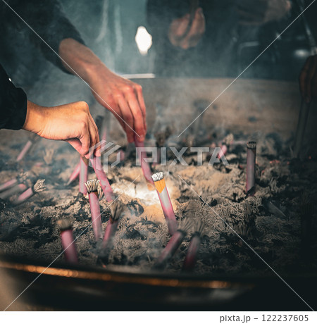 賑わう常香炉 122237605