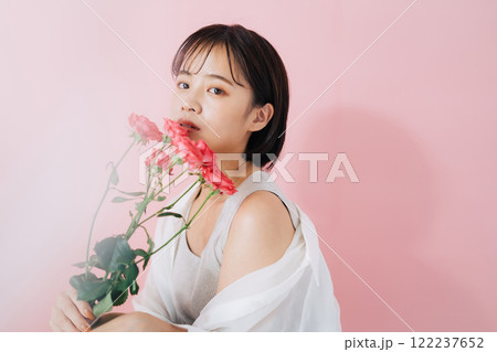 花を持つ若い女性 122237652