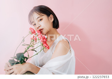 花を持つ若い女性 122237653