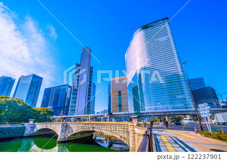 日本の東京都市景観 浜離宮庭園へ繋がる大手門橋。奥に汐留のビル群が見える＝23日 122237901