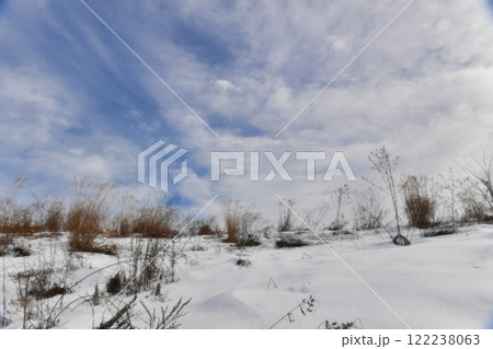 積雪の丘と冬空 122238063