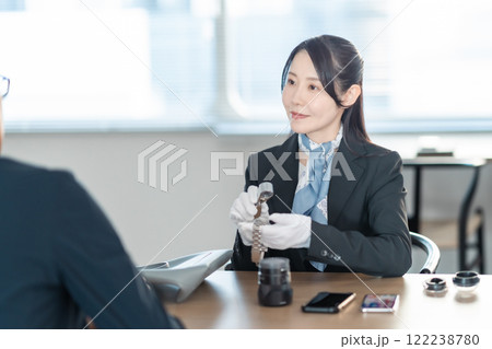 時計を査定をする買取専門業者 122238780