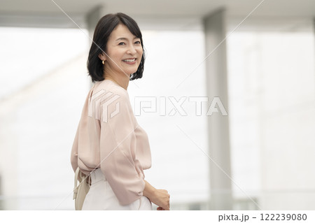 笑顔の50代の女性 122239080
