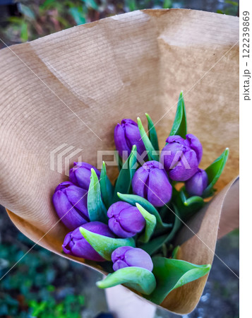 Purple tulips wrapped in brown paper, spring floral bouquet 122239869