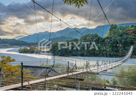 川根本町の塩郷の吊橋の風景(静岡県) 川根本町の塩郷の吊橋の風景(静岡県) 122241045