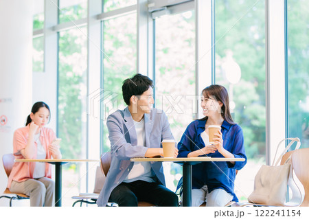 カフェでくつろぐ若いカップル 122241154