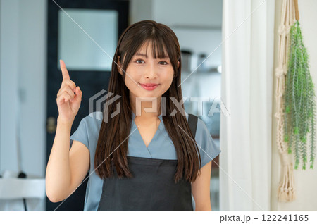 指をさす日本人女性スタッフ 指をさす日本人女性スタッフ 122241165