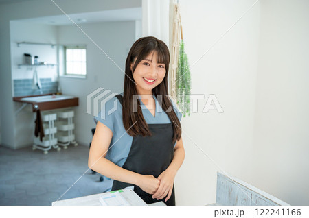 カウンターで微笑む日本人女性スタッフ カウンターで微笑む日本人女性スタッフ 122241166
