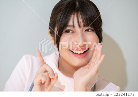 囁く日本人女性スタッフ 122241178