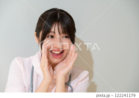 囁く日本人女性スタッフ 122241179