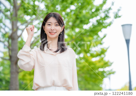 ガッツポーズをする日本人女性 122241180