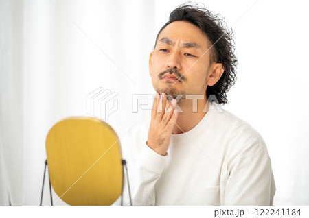 鏡で肌を確認する日本人男性 鏡で肌を確認する日本人男性 122241184