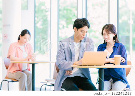 カフェでくつろぐ若いカップル 122241212