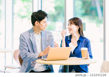 カフェで話す若いカップル カフェで話す若いカップル 122241226