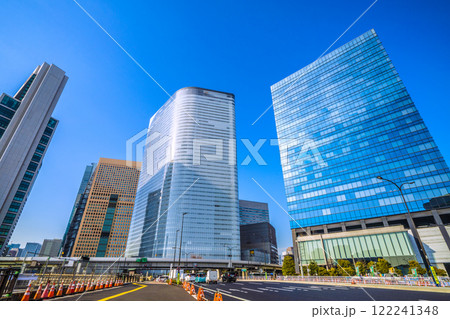 日本の東京都市景観 電通や汐留などのオフィスビル群を望む。右は住友不動産汐留浜離宮ビル＝23日 122241348