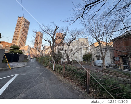 ビルに囲まれた川沿いの道 122241506