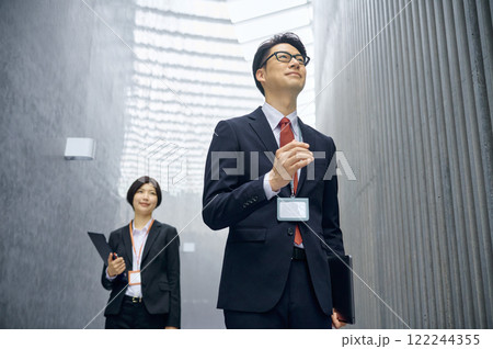 廊下を歩くスーツのビジネスパーソン 122244355