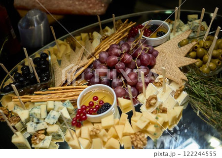 Create an Elegant Cheese and Charcuterie Board that will Impress for Stunning Gatherings 122244555