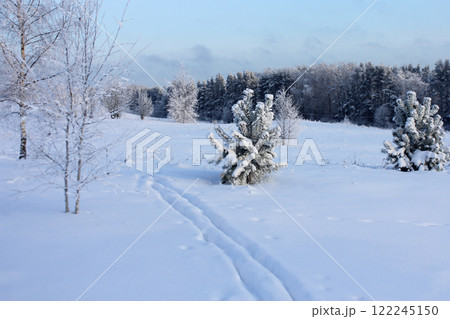 the road through the snow going into the distance. winter landscape 122245150