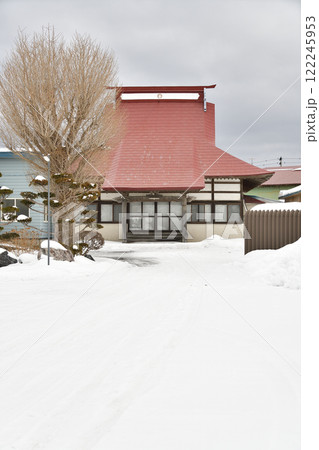 冬の北海道八雲町で西教寺境内の風景を撮影 122245953