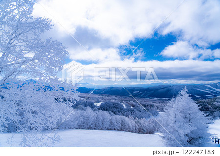【冬素材】白銀の霧氷の風景【長野県】 122247183