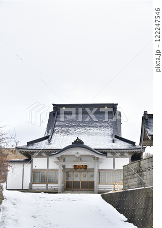 冬の北海道乙部町で日蓮宗本昭寺境内の風景を撮影 122247546