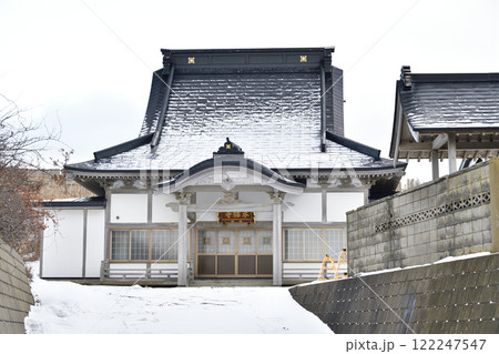冬の北海道乙部町で日蓮宗本昭寺境内の風景を撮影 122247547