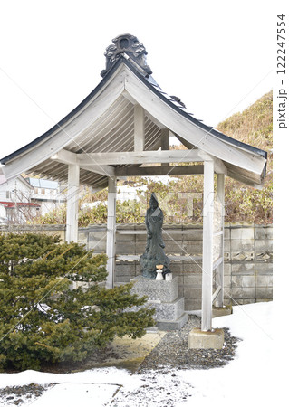 冬の北海道乙部町で日蓮宗本昭寺境内の風景を撮影 122247554