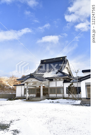 冬の北海道乙部町で日蓮宗本昭寺境内の風景を撮影 122247565