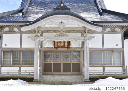 冬の北海道乙部町で日蓮宗本昭寺境内の風景を撮影 122247566