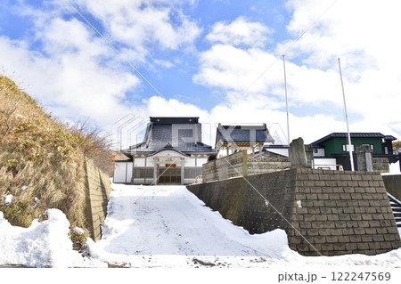 冬の北海道乙部町で日蓮宗本昭寺境内の風景を撮影 122247569