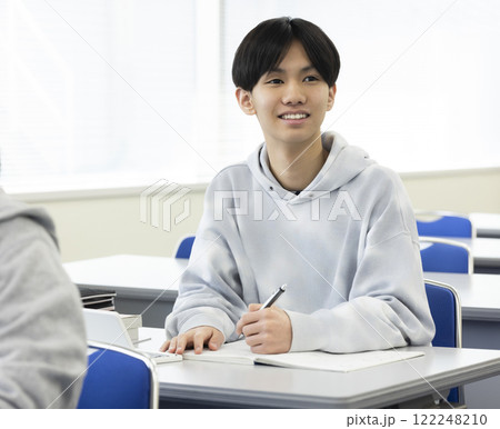 授業を受ける学生 122248210