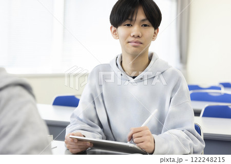 授業を受ける学生 122248215