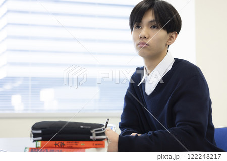 勉強をする男子学生 勉強をする男子学生 122248217
