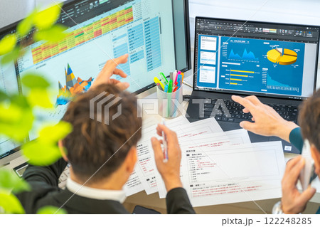 男性エンジニア　事業計画　分析　グラフ　ビジネスマン　2人 122248285