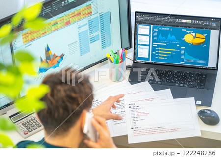 男性エンジニア　事業計画　分析　グラフ　ビジネスマン　1人 122248286