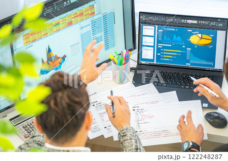 男性エンジニア 事業計画 分析 グラフ ビジネスマン 2人 男性エンジニア 事業計画 分析 グラフ ビジネスマン 2人 122248287