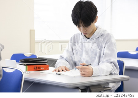授業を受ける男子学生 122248458