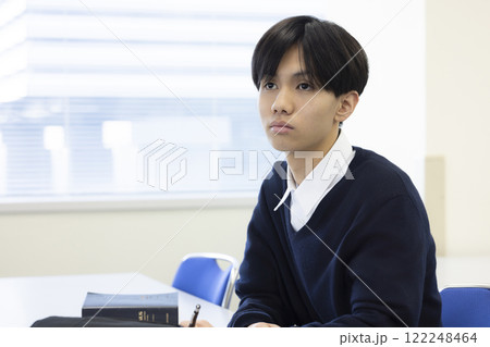 勉強をする男子学生 122248464