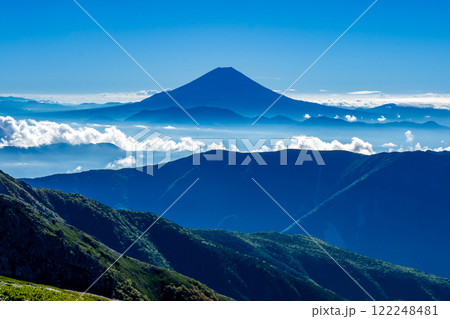 荒川中岳の山頂から見る富士山　南アルプス　悪沢岳と荒川岳登山 122248481