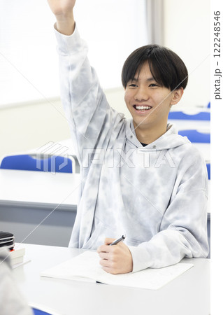 授業を受ける男子学生 授業を受ける男子学生 122248546