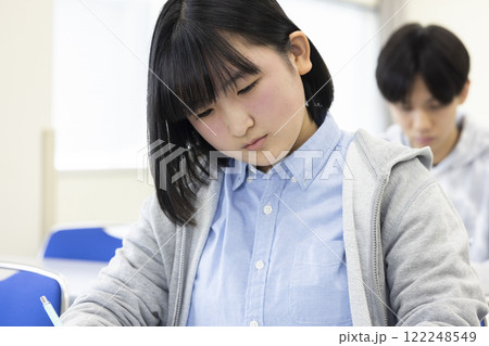 授業を受ける学生 122248549