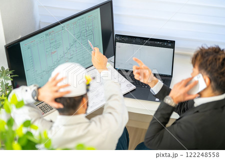 工事工程表を説明する男性一級建築士　ネットワーク工程表　工事監理　2人 122248558