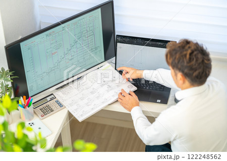 工事工程表を説明する男性一級建築士 ネットワーク工程表 工事監理 工事工程表を説明する男性一級建築士 ネットワーク工程表 工事監理 122248562