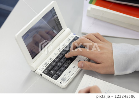 授業を受ける男子学生 122248586