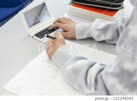 授業を受ける男子学生 122248587