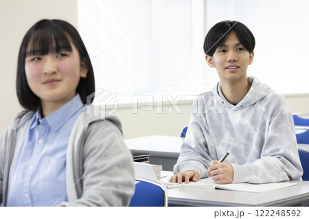 授業を受ける学生 授業を受ける学生 122248592