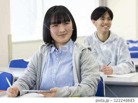 授業を受ける学生 授業を受ける学生 122248683