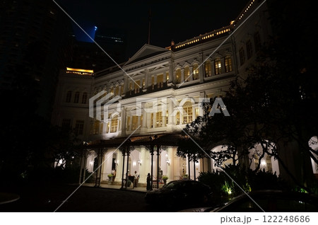 夜のラッフルズホテル（シンガポール） 122248686