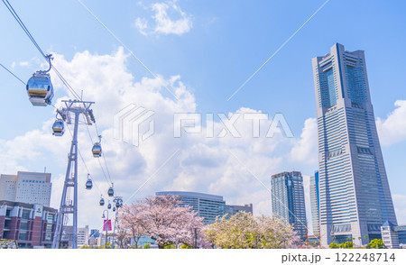 桜咲く横浜みなとみらいの都市風景【神奈川県・横浜市】 122248714